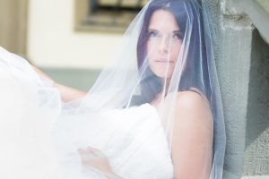 Braut unter Schleier